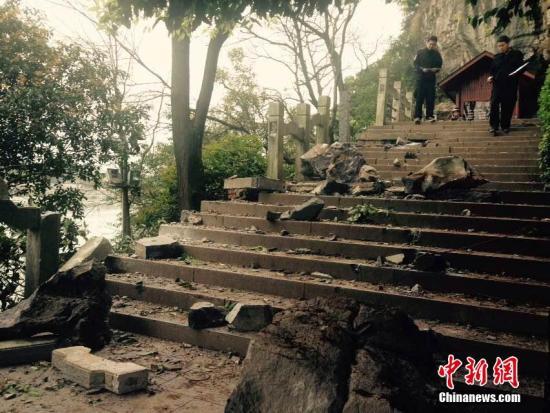 2025年天天开彩免费大全和300斤巨石砸中汽车与巨石砸死