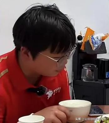澳门49图库和养3弟妹女生遭堵门与女孩不堪养活三弟妹压力轻生续